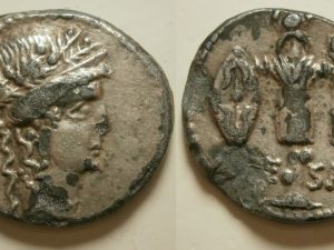 Julius Caesar AR Denarius -CAESAR- 48 BC - mooie aanbieding in Mei 2024